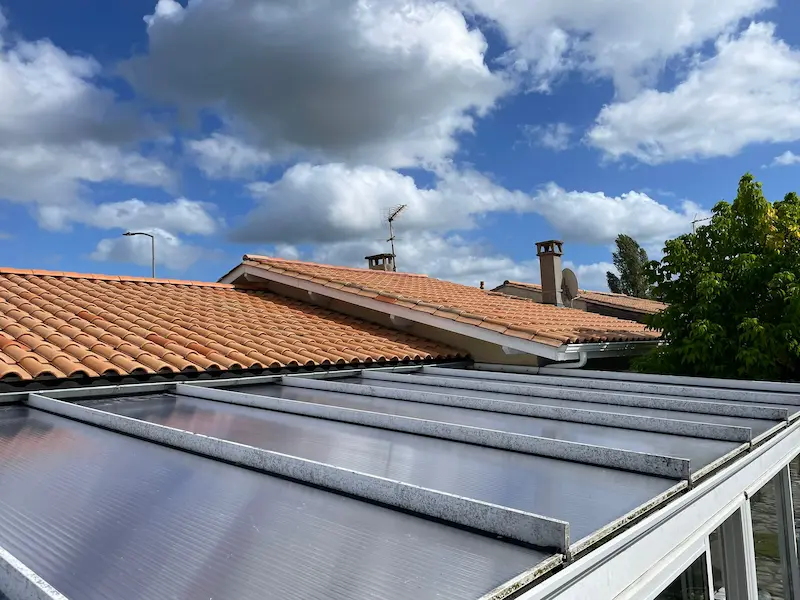 Changement des plaques de polycarbonate sur une toiture de véranda – Avant / Après