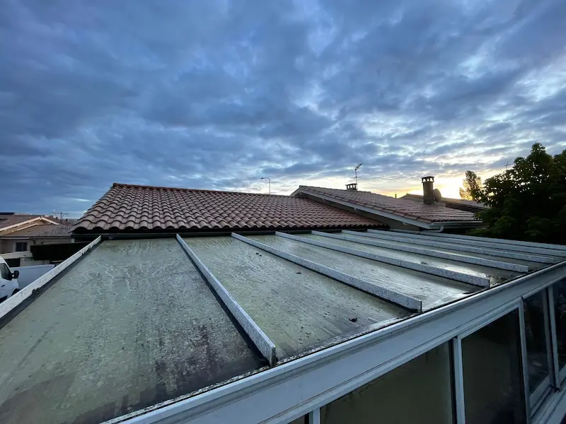 photo avant le changement des plaques de polycarbonate sur une toiture de véranda