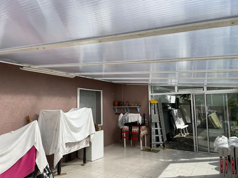 photo après le changement des plaques de polycarbonate sur une toiture de véranda