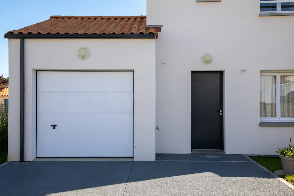 installation porte de garage à libourne - menuiserie libourne - portes de garage sectionnelles - menuiserie bordeaux - sodicover