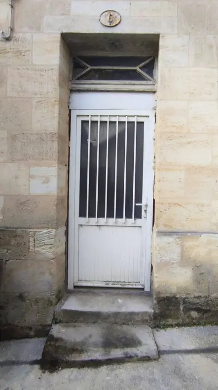 Installation d'une porte d'entrée à Bordeaux - avant