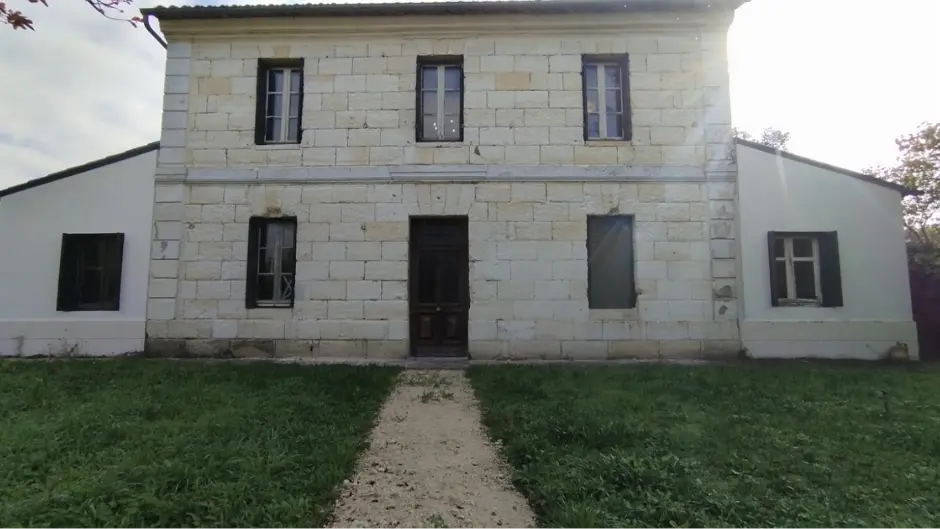 photo avant le changement des fenêtres en bois